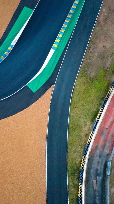 Vue aérienne du circuit Bugatti, Le Mans (© Lou Benoist/AFP via Getty Images) mobile wallpaper