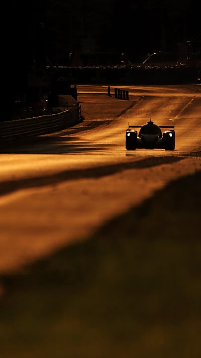 Action au lever du soleil sur le Circuit des 24h en septembre 2020 au Mans (© Photo by James Moy Photography/Getty Images) mobile wallpaper