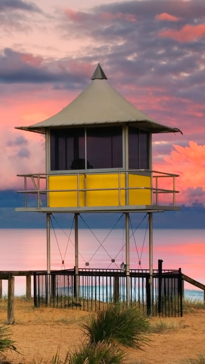 Wasserrettungsstation im Sonnenuntergang am Strand von The Entrance, Central Coast, Bundesstaat New South Wales, Australien (© Yury Prokopenko/Getty Images) mobile wallpaper