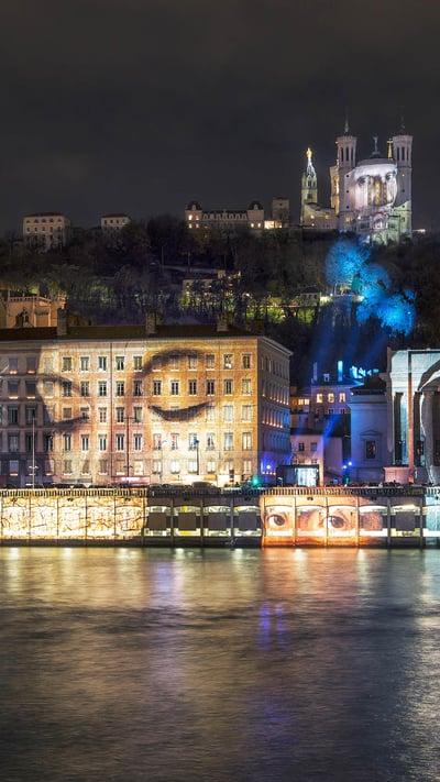 Fête des Lumières, œuvre d'art de Daniel Knipper, nommée Regards, en hommage aux victimes de l'attentat de Paris 2015, Lyon, France (© Baptiste de Izarra/Alamy Stock Photo) mobile wallpaper