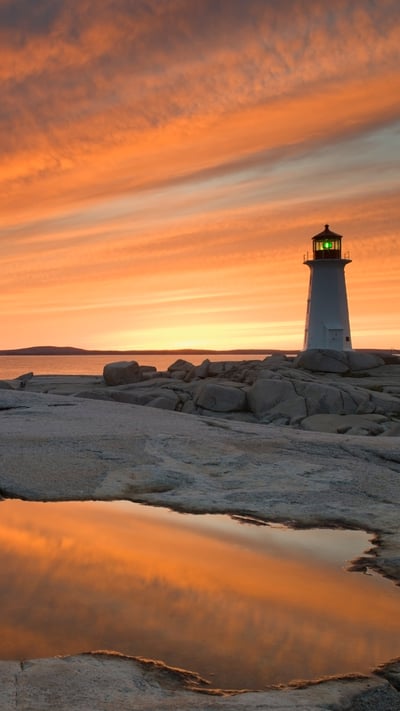 Phare de Peggys Cove, Nouvelle-Écosse, Canada (© Darwin Wiggett/Offset) mobile wallpaper