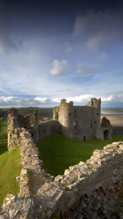 Llansteffan Castle, Carmarthenshire, Wales (© Roy Shakespeare/Loop Images Ltd/Alamy Stock Photo) mobile wallpaper