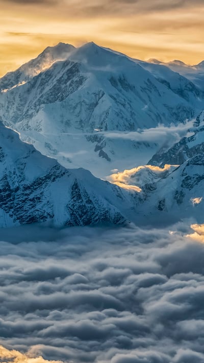 Mount Logan in Kluane National Park and Reserve, Yukon, Canada (© plainpicture/Design Pics/Robert Postma) mobile wallpaper