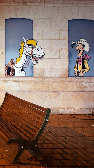 Extrait du mur peint « Les Daltons en prison », Lucky Luke et Jolly Jumper, pour le Festival international de la B.D d'Angoulême (© Jean-Marc Barrere/Hemis/AlamyStock Photo) mobile wallpaper