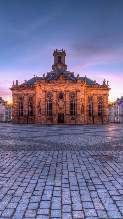 Ludwigskirche in der Abenddämmerung, Saarbrücken, Saarland (© Madlen Steiner/Adobe Stock) mobile wallpaper