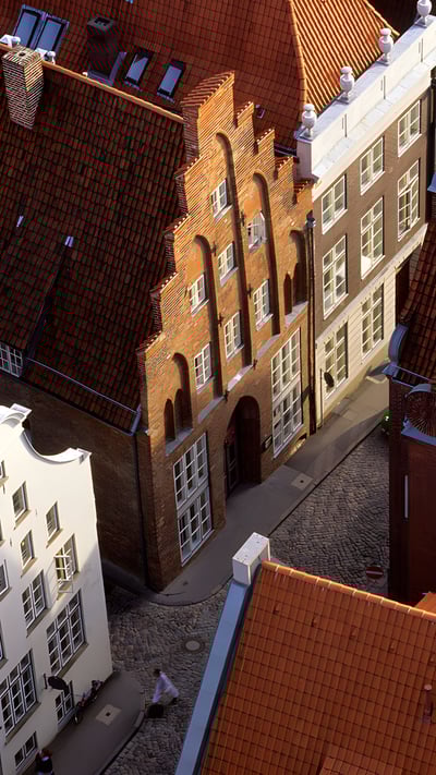 Vogelperspektive auf Giebelhäuser, Große Petersgrube, Lübeck, Schleswig-Holstein (© H & D ZIELSKE/Image Professionals GmbH/Alamy Stock Foto) mobile wallpaper