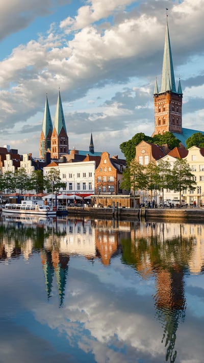 Altstadt und die Trave, Lübeck, Schleswig-Holstein (© Harald Nachtmann/Getty Images) mobile wallpaper