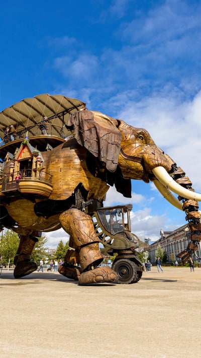 The Grand Éléphant at Machines of the Isle of Nantes, France (© Dutourdumonde Photography/Shutterstock) mobile wallpaper