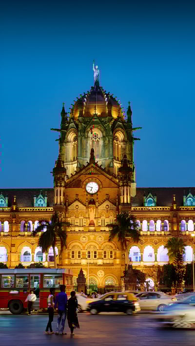 Maharashtra, Mumbai, Victoria Terminus railway station (© Tuul & Bruno Morandi/Getty Images) mobile wallpaper