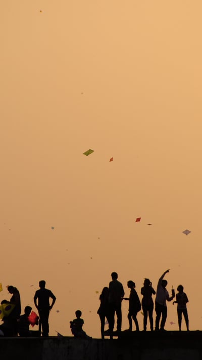 Kite flying in Ahmedabad during the last hour of Uttarayan (© Saumil Shah - flickr.com/saumil/Getty images) mobile wallpaper