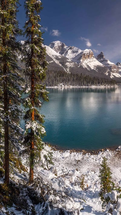 Spirit Island during winter season, Maligne Lake, Jasper National Park, Alberta (© Natapong Supalertsophon/Getty Images) mobile wallpaper
