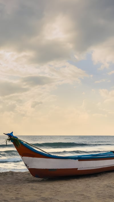 Fishing boat on a beach in Mamallapuram, Tamil Nadu (© Danielrao/Getty Images) mobile wallpaper