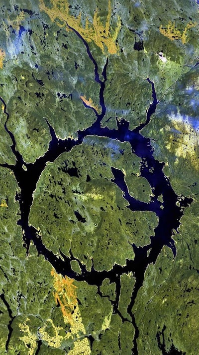 Manicouagan Crater in Québec, Canada (© Universal History Archive/Universal Images Group via Getty Images) mobile wallpaper