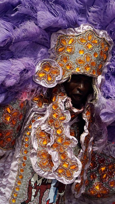 Mitglieder der Wild Red Flame Mardi Gras Indians in New Orleans, Louisiana, USA (© Chris Graythen/Getty Images) mobile wallpaper