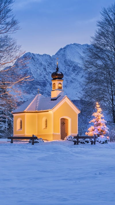 Kapelle Maria Rast bei Krün in Bayern mit dem Wettersteingebirge im Hintergrund (© Reinhard Schmid/Huber/eStock Photo) mobile wallpaper