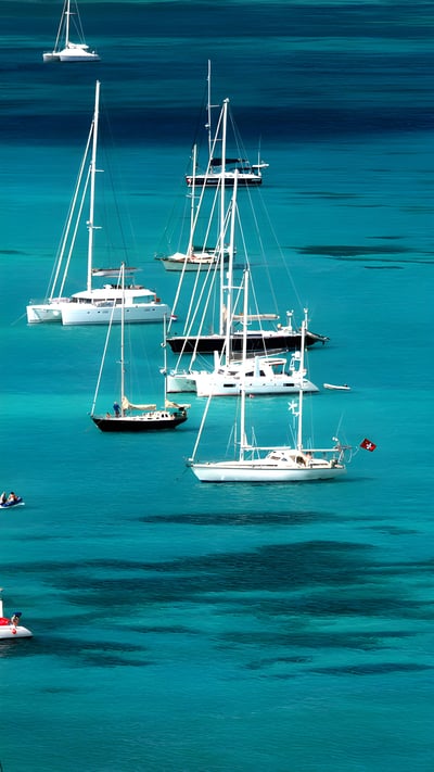 Bateaux dans la baie de Marigot, Terre-de-Haut, archipel des Saintes, Guadeloupe (© Tan Yilmaz/Getty Images) mobile wallpaper