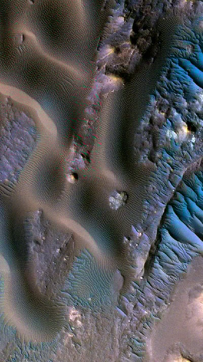 Gamboa Crater, Mars (© NASA/JPL-Caltech/University of Arizona) mobile wallpaper