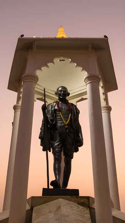 The biggest Mahatma Gandhi statue in Pondicherry (© Geraint Rowland Photography/Getty Images) mobile wallpaper