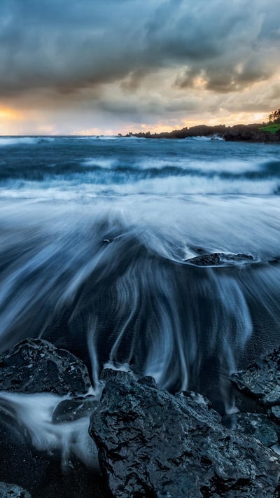Black sand beach at Wai'ānapanapa State Park, Maui, Hawaii (© Matt Anderson Photography/Getty Images) mobile wallpaper