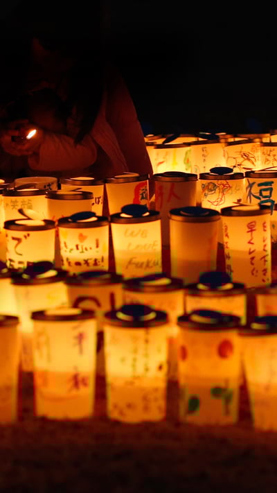 「希望のあかり」福島, いわき市 (© Toru Hanai/Reuters) mobile wallpaper
