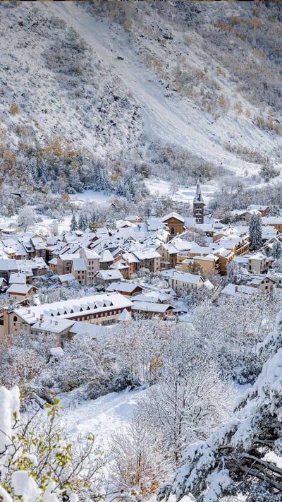 Saint-Étienne-de-Tinée, Alpes-Maritimes department, France (© CAVALIER Michel/hemis.fr/Alamy) mobile wallpaper