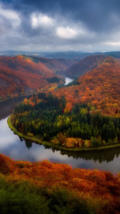 Blick auf die Saar im Herbst, Saarschleife, Mettlach, Saarland (© Sus Bogaerts/Getty Images) mobile wallpaper