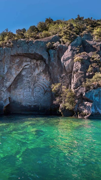 The Mine Bay Māori Rock Carving of Ngatoroirangi by Matahi Whakataka-Brightwell on Lake Taupo, North Island, New Zealand (© Evgueni Zverev/Alamy) mobile wallpaper