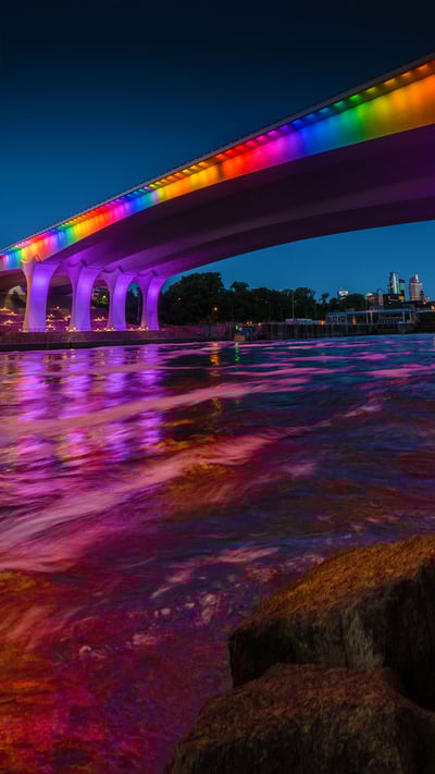 「I-35W ミシシッピ川橋のレインボー・ライトアップ」米国ミネソタ州, ミネアポリス (© Riddhish Chakraborty/Getty Images) mobile wallpaper