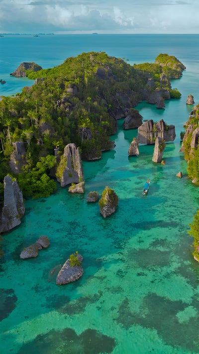 Misool Island, one of the four major islands in the Raja Ampat Islands in West Papua, Indonesia (© Elsy Saldek/Getty Images) mobile wallpaper