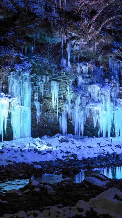 「三十槌の氷柱」埼玉県, 秩父市 (© Mommyphoto/Shutter.com) mobile wallpaper
