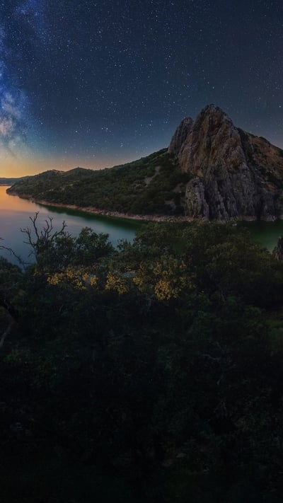 Die Milchstraße über dem Fluss Tagus im Nationalpark Monfragüe, Spanien (© Miguel Angel Muñoz Ruiz/Cavan Images) mobile wallpaper