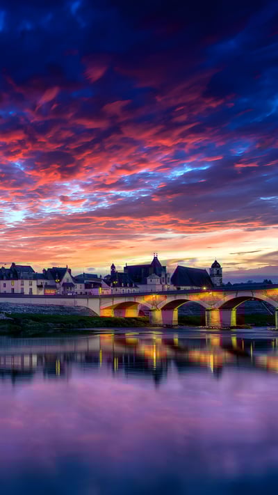 Château royal d'Amboise dans la vallée de la Loire, France (© iStock/Getty Images Plus/StockPhotoAstur) mobile wallpaper