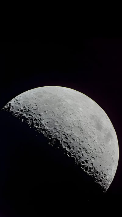 The moon seen from the Orion spacecraft of NASA's Artemis mission (© NASA) mobile wallpaper