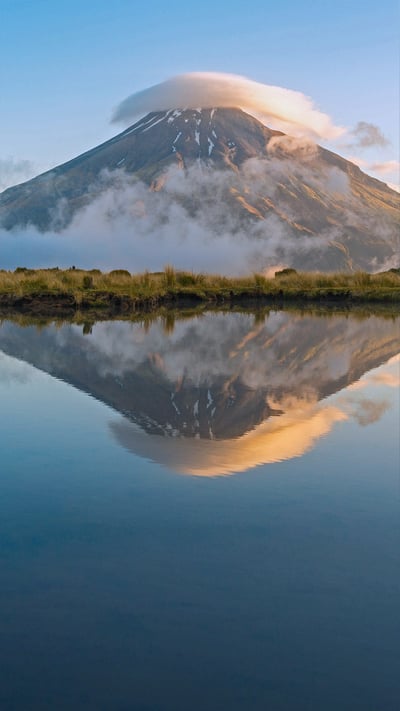 Mount Taranaki, Egmont National Park, North Island, New Zealand (© Francesco Vaninetti/plainpicture) mobile wallpaper