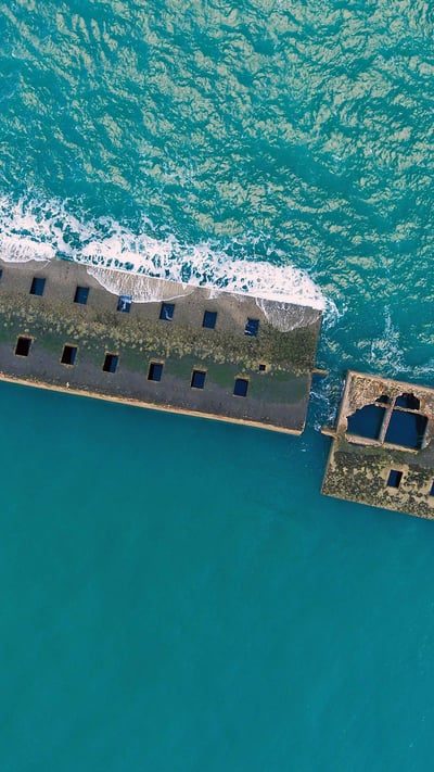 Remains of a Mulberry harbour from the D-Day invasion, Arromanches-les-Bains, Normandy, France (© Javier Gil/Alamy) mobile wallpaper