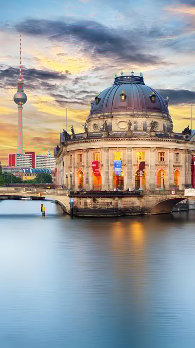 Museumsinsel auf der Spree und Fernsehturm, Berlin (© TomasSereda/Getty Images) mobile wallpaper