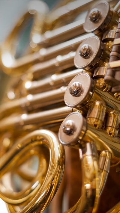 Plan rapproché d'un cor d'harmonie (© Bill Oxford/iStock/Getty Images Plus) mobile wallpaper
