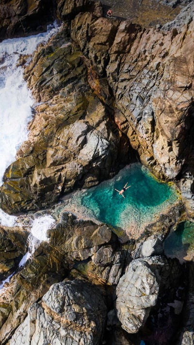 Piscine naturelle au nord-est de Saint Barthélemy, mer des Caraïbes, Antilles françaises (© dbimages/Alamy banque d’images) mobile wallpaper