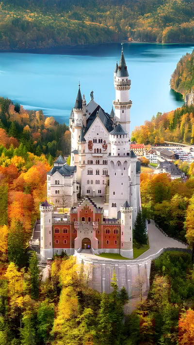 Schloss Neuschwanstein im Herbst, Schwangau, Bayern (© NNER/Shutterstock) mobile wallpaper
