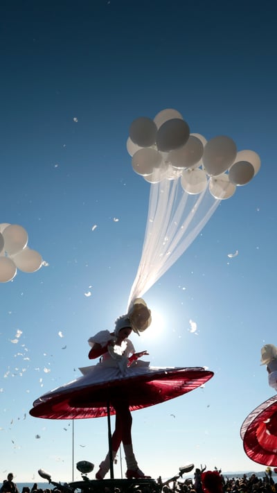 Performance d’artistes lors de la parade du carnaval de Nice en 2013 (© REUTERS/Eric Gaillard) mobile wallpaper