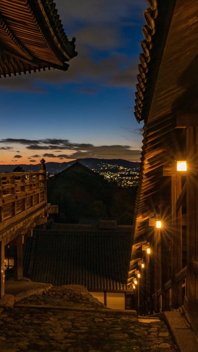 「東大寺二月堂」奈良県, 奈良市 (© Hiroshi Watanabe/Shutterstock) mobile wallpaper