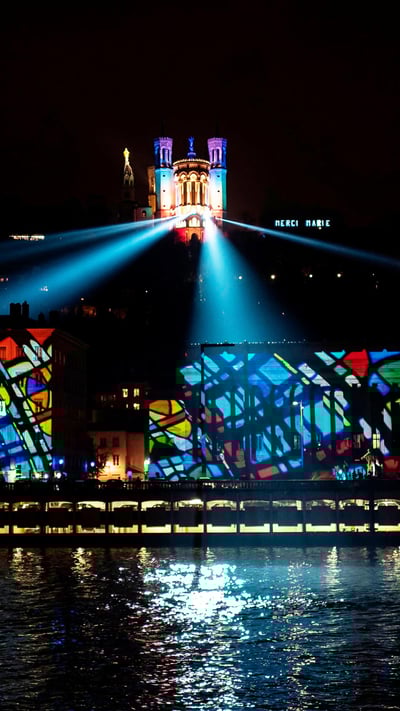 Basilique Notre Dame de Fourvière à Lyon pendant la Fête des Lumières (© Jean-Philippe Ksiazek/AFP/Getty Images) mobile wallpaper