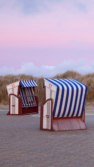 Strandkörbe im Abendrot am Nordstrand der Insel Borkum, Niedersachsen (© DEEPOL by plainpicture/Wilfried Wirth) mobile wallpaper