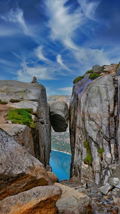 The Kjeragbolten boulder on the mountain Kjerag in Rogaland county, Norway (© Angel FAyE/Getty Images) mobile wallpaper