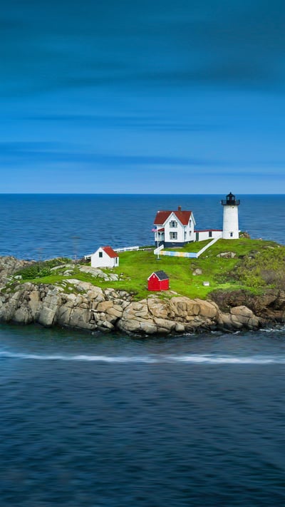 Cape Neddick Light in York, Maine (© Haizhan Zheng/Getty Images) mobile wallpaper