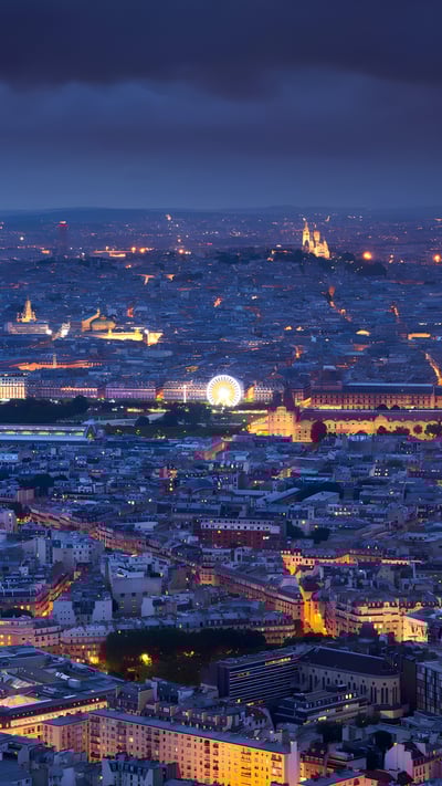 Vue aérienne de Paris au crépuscule avec le Jardin des Tuileries, le Louvre et le Sacré-Cœur de Montmartre (© Francois Roux/Alamy Stock Photo) mobile wallpaper