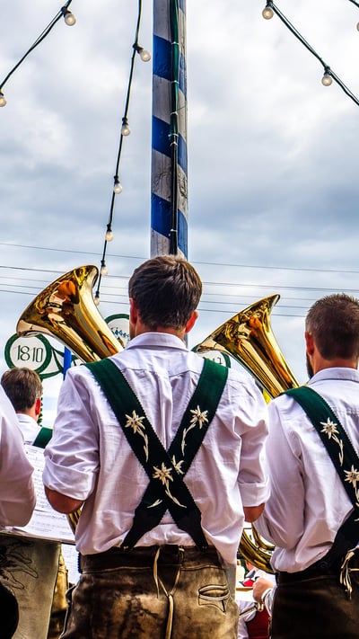 Eine Blaskapelle auf dem Oktoberfest in München, Bayern, Deutschland (© FooTToo/iStock Editorial/Getty Images Plus) mobile wallpaper