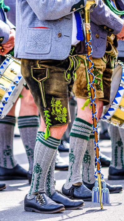 Lederhosen und Tradition, Oktoberfest auf der Theresienwiese in München (© FooTToo/Getty Images) mobile wallpaper