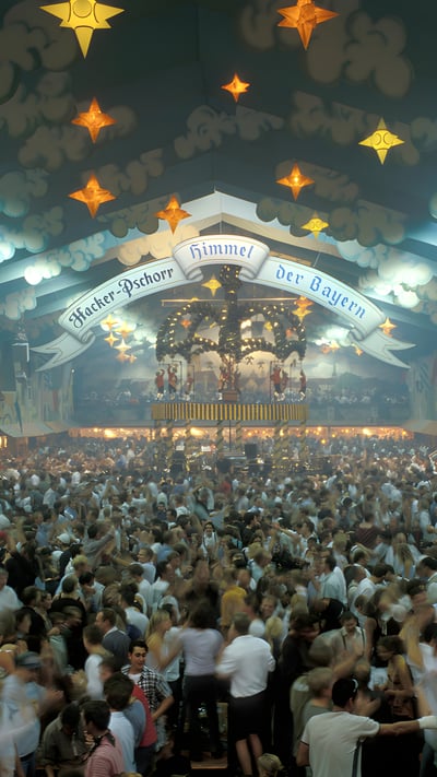 Hacker-Festzelt auf dem Oktoberfest, München, Bayern (© Westend61/Getty Images Plus) mobile wallpaper
