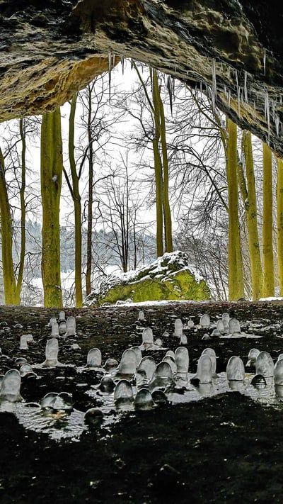 Eiszapfen in der Oswaldhöhle bei Muggendorf, Bayern (© Rüdiger Hess/geo-select FotoArt) mobile wallpaper